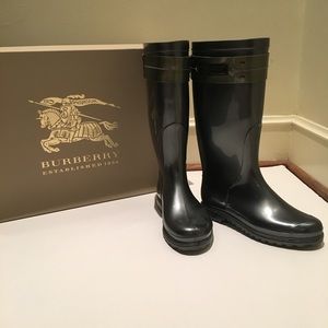 Burberry Grey Rain Boots Size 5